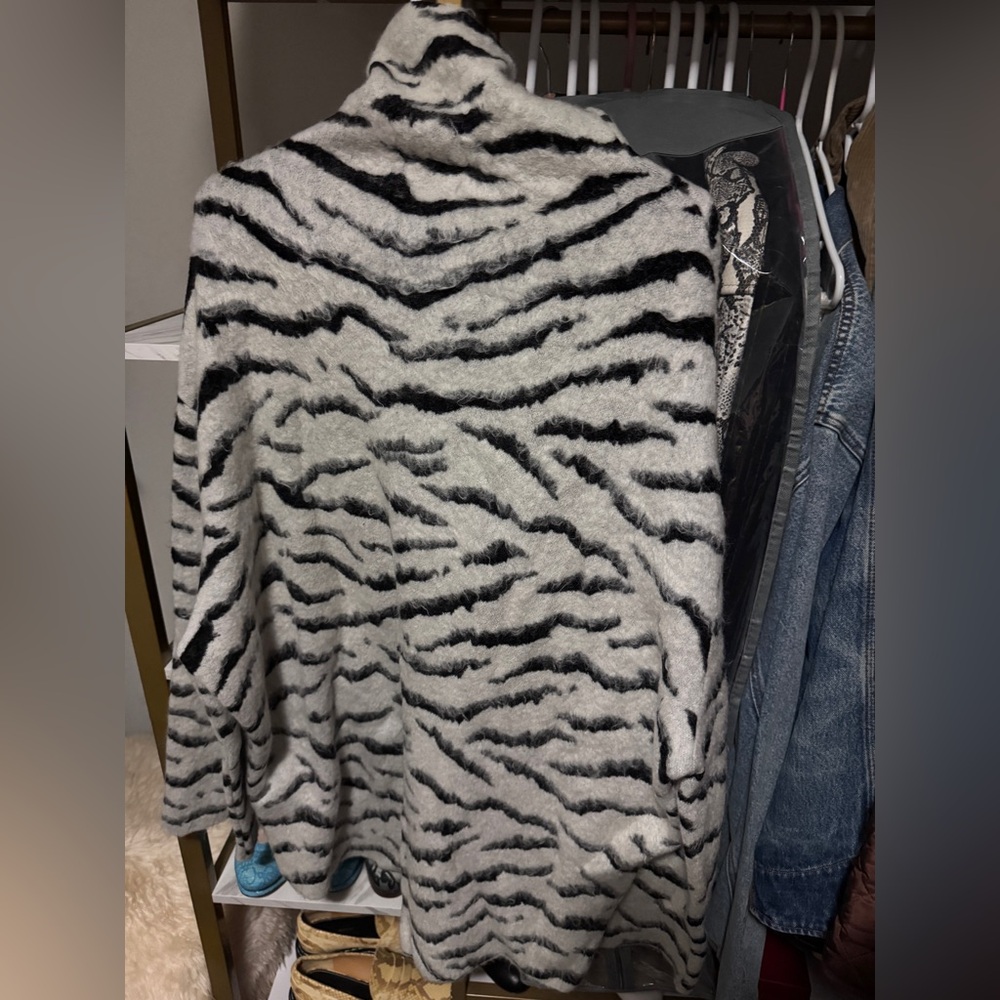 GIVENCHY Zebra Mohair Sweater (Oversized) - Picture 9 of 12